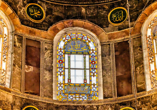 Стамбул, Турция - 10 мая 2023 года Stained Glass Hagia Sophia Mosque Basilica Istanbul Turkey. Император Юстиниан построил собор Константинополя в 537 году, который позже стал мечетью в 1453 и 2020 годах. Медальоны это подписи Мухаммеда и Аллаха.