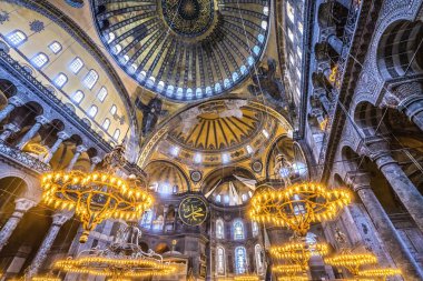 İstanbul, Türkiye - 10 Mayıs 2023 Ayasofya Camii Aydınlanmış Bazilika İstanbul Türkiye. İmparator Justinian MS 537 yılında Konstantinopolis katedrali inşa etti ve daha sonra 1453 ve 2020 'de cami oldu. Madalyon Ali için, ilk dört halifeden biri.