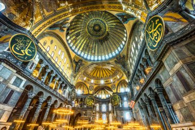 İstanbul, Türkiye - 10 Mayıs 2023 Ayasofya Camii Aydınlanmış Bazilika İstanbul Türkiye. İmparator Justinian M.S. 537 yılında Konstantinopolis katedrali inşa etti ve 1453 ve 2020 'de cami oldu. Madalyonlar Muhammed, Allah ve Halifelerdir.
