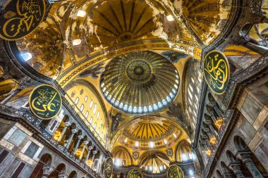 İstanbul, Türkiye - 10 Mayıs 2023 Ayasofya Camii Aydınlanmış Bazilika İstanbul Türkiye. İmparator Justinian M.S. 537 yılında Konstantinopolis katedrali inşa etti ve 1453 ve 2020 'de cami oldu. Madalyonlar Muhammed Allah ve Halife 'nin imzalarıdır.