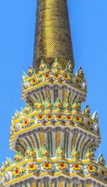 Altın Coloful Seramik Chedi Spire Pagoda Wat Pho Po Tapınağı Kompleksi Bangkok Tayland. 1600 'lerde yapılmış. Tayland 'daki en eski tapınaklardan biri..