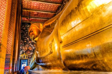 Bangkok, Tayland - 5 Şubat 2023 Renkli Buddha Ön Kapısı Wat Phra Chetuphon Pho Tapınağı Kompleksi Bangkok Tayland. Tapınak 1600 'lerde inşa edildi. 1832 'de inşa edilen yaslanan Buda.