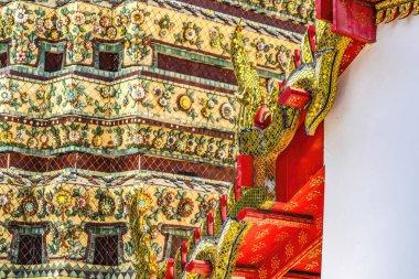 Coloful Altın Çatı Dekorasyonu Seramik Chedi Pagoda Wat Pho Po Tapınağı Kompleksi Bangkok Tayland. 1600 'lerde yapılmış. Tayland 'daki en eski tapınaklardan biri..