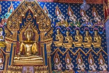Bangkok, Tayland - 5 Şubat 2023 Renkli Altın Buda Dekorasyonları Sanarun Sunthikaram Halk Tapınağı Bangkok Tayland Bangkok 'ta küçük eski bir tapınak.
