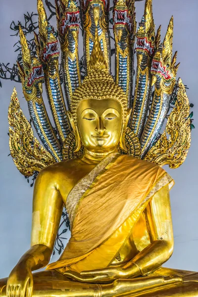 Bangkok, Tayland - 5 Şubat 2023 Renkli Altın Buda Sala Karn Parien Wat Pho Po Tapınağı Kompleksi Tayland. Tapınak 1600 'lerde inşa edildi. Phra, Tayland 'ın dört bir yanından birçok tarihi bütçe içeriyor..