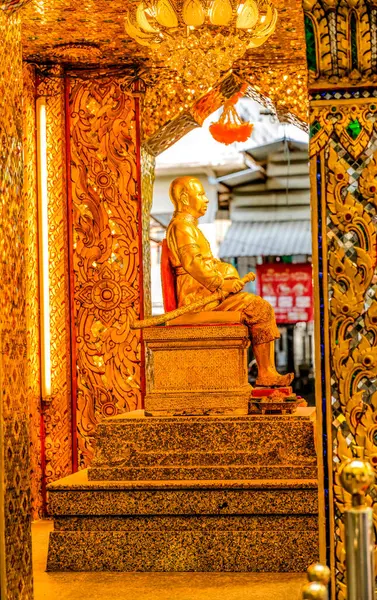 Bangkok Thailand February 2023 Golden Ornate King Statue Memorial Yodpiman — Stock Photo, Image