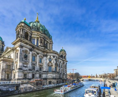 Spree River Tour Tekneleri Berlin Katedrali Berlinli Dom Berlin Almanya. Almanya 'daki en büyük Protestan Kilisesi. 1905 'te yapılmış, ama kilise 1400' lere dayanıyor. Savaştan sonra yenilendi.