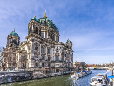 Spree River Tour Tekneleri Berlin Katedrali Berlinli Dom Berlin Almanya. Almanya 'daki en büyük Protestan Kilisesi. 1905 'te yapılmış, ama kilise 1400' lere dayanıyor. Savaştan sonra yenilendi.