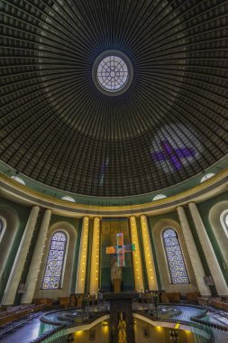 Berlin, Almanya - 8 Mayıs 2023 Dome Glass Berlin Katedrali Berlinli Dom Berlin Almanya. Almanya 'daki en büyük Protestan Kilisesi. 1894 ile 1905 yılları arasında Kaiser Wihelm II için inşa edilmiş ama kilise 1400 'lere dayanıyor. Savaştan sonra yenilendi.