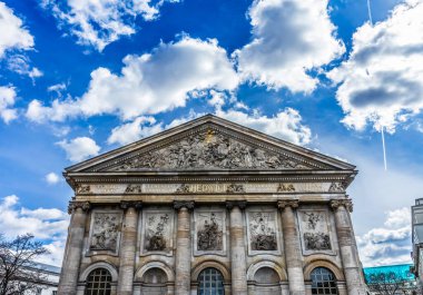 Saint Hedwig Katolik Katedrali Berlin Almanya. 1700 'lerin sonunda ve 1800' lerin sonunda inşa edilmiş. Prusya 'daki ilk Katolik Kilisesi. Roman Parthenon 'dan Sonra Modellendi.