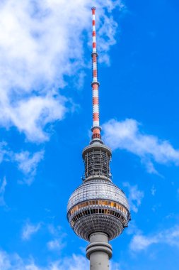 Berlin TV Kulesi Fernsehturm Alexanderplatz Berlin Almanya. Kule 1960 'larda Doğu Alman Komünist Hükümeti tarafından inşa edildi. Almanya 'daki en yüksek bina.