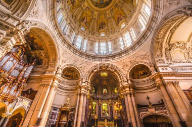 Berlin, Almanya - 8 Mayıs 2023 Dome Glass Berlin Katedrali Berlinli Dom Berlin Almanya. Almanya 'daki en büyük Protestan Kilisesi. 1894 ile 1905 yılları arasında Kaiser Wihelm II için inşa edilmiş ama kilise 1400 'lere dayanıyor. Savaştan sonra yenilendi.