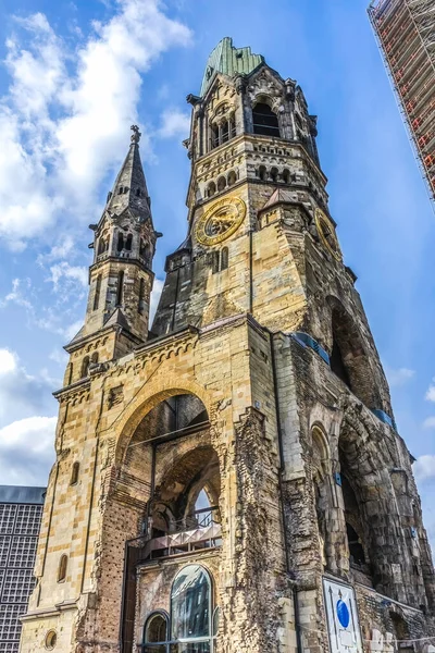 德国柏林德皇威廉纪念教堂 新教教堂建于1890年代 1943年被轰炸 被认为是 西柏林的心脏 1956年至1963年恢复 — 图库照片