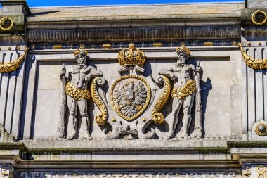 Renkli Eski Cephe Heykeli Highland Gate Long Square Gdansk Polonya 'yı süslüyor. Kapı 1500 'lerde yapıldı. Gdansk 'a ana giriş. Arma Paltosu eski Polonya Cumhuriyetinden..