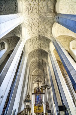 Gdansk, Polonya - 22 Nisan 2023 Basilica Geniş Sunak St Mary Kilisesi Gdansk Polonya. Bazilika Varsayımı Bakire Meryem. 1300 'lerden kalma bir kilise. Savaştan sonra yeniden inşa edildi. 