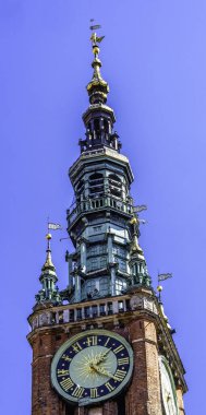 Renkli Saat Kulesi Windvane Ana Şehir Salonu Ratusz Long Square Gdansk Polonya. Belediye Binası 1556 'yı inşa etti. Polonya Kralı 2. Sigismund Augustus 'un Altın Heykeli.