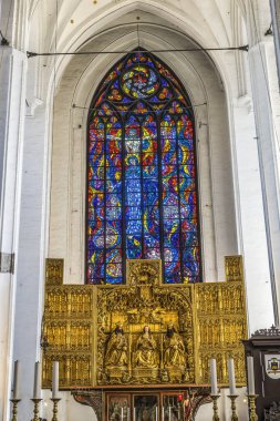 Gdansk, Polonya - 22 Nisan 2023 Mary İsa Üçlü Altar St Mary Kilisesi Gdansk Polonya 'yı lekeledi. Mary Triptych 'in taç giyme töreni. Üstat Michael tarafından 1500' lerde. 1300 'lerden kalma bir kilise..