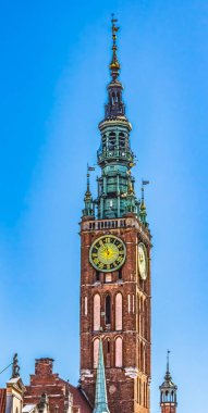 Renkli Saat Kulesi Windvane Ana Şehir Salonu Ratusz Long Square Gdansk Polonya. Belediye Binası 1556 'yı inşa etti. Polonya Kralı 2. Sigismund Augustus 'un Altın Heykeli.