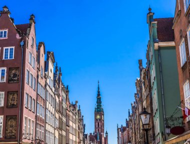 Renkli Saat Kulesi Windvane Ana Şehir Salonu Ratusz Long Square Gdansk Polonya. Belediye Binası 1556 'yı inşa etti. Polonya Kralı 2. Sigismund Augustus 'un Altın Heykeli.