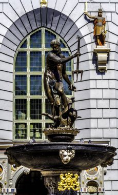 Renkli Neptün Çeşmesi Heykeli Uzun Ana Meydan Gdansk Polonya. 1633 'te inşa edilen heykel 1954' te restore edildi. Eskiden Danzig olarak bilinen şehir, 1331 'de kuruldu..