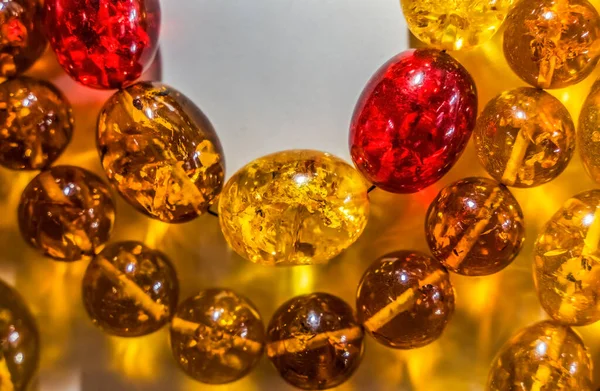 Renkli Altın Baltık Amber Succinite Necklaces Mücevher Meydanı Gdansk Polonya. Dünyanın Amber Capitol 'ü. Amber 40 milyon yaşında. 6000 yıl önce Gdansk Sahilleri 'ni bulduk. Amber 'a polen ekle.