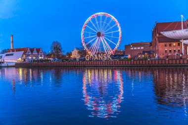 Renkli dönme dolap aydınlatmalı Gece İşareti Limanı Motlawa Nehri Tarihi Kasabası Gdansk Polonya. Eskiden Danzig olarak bilinen şehir..