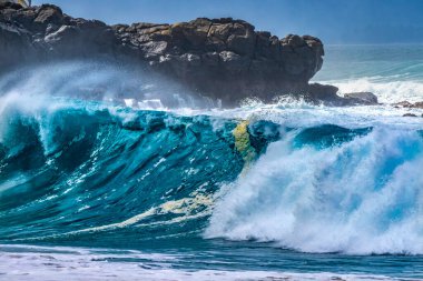 Büyük Dalgalar Kaya Sörf Tahtası Waimea Körfezi Kuzey Kıyısı Oahu Hawaii. Waimea Körfezi büyük dalga sörfleriyle ünlüdür. O gün, dalgalar 4,5-6 metre yüksekliğindeydi.. 