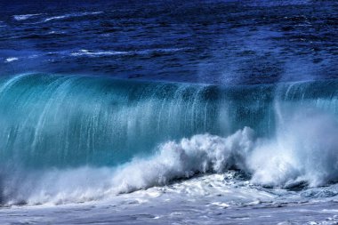 Büyük Dalga Waimea Körfezi Kuzey Kıyısı Oahu Hawaii 'yi izliyor. Waimea Körfezi büyük dalga sörfleriyle ünlüdür. O gün, dalgalar 4,5-6 metre yüksekliğindeydi.. 