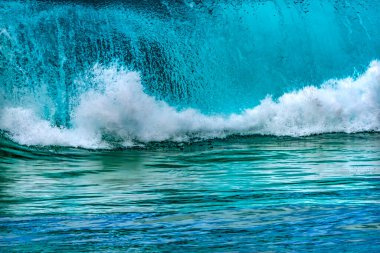 Büyük Dalga Waimea Körfezi Kuzey Kıyısı Oahu Hawaii 'yi izliyor. Waimea Körfezi büyük dalga sörfleriyle ünlüdür. O gün, dalgalar 4,5-6 metre yüksekliğindeydi.. 