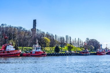 Westerplatte MonumentMain Port Motlawa Nehri Gdansk Polonya 'nın renkli römorkörleri. Polonyalı savunuculara 1966 yılında dikilen anıt, Alman işgali Polonya 'yı ilk kez 1939' da ateşledi..