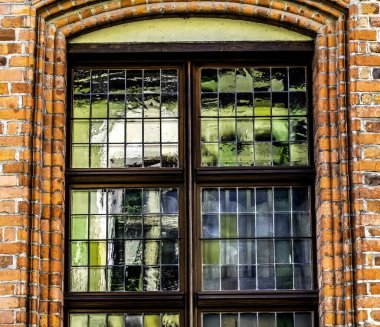 Renkli Ortaçağ Pencereleri Soyut Kopernik Evi Torun Polonya. Güneş Sistemi 'nin Güneş Merkezi' ni keşfeden bilim adamı Nicolaus Kopernik 'in 1453 yılında doğduğu yer.. 