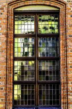 Renkli Ortaçağ Pencereleri Soyut Kopernik Evi Torun Polonya. Güneş Sistemi 'nin Güneş Merkezi' ni keşfeden bilim adamı Nicolaus Kopernik 'in 1453 yılında doğduğu yer.. 