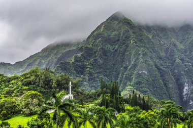 Tapınak Parkı Yeşil Koolau Dağı 'nın Renkli Vadisi Kaneohe Oahu Hawaii. Sayısız Hıristiyan kilisesi, Shinto tapınakları ve her inançtan insanın mezarları olan Budist tapınakları..