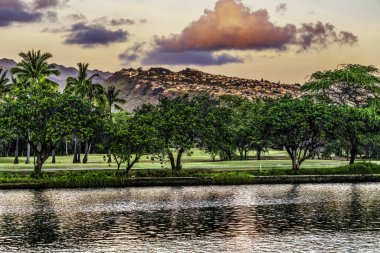 Renkli Pembe Bulutlar Tantalus Waikiki Ala Wai Kanal Yansıması Honolulu Oahu Hawaii Evleri