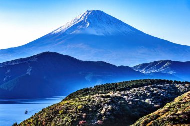 Renkli Fuji Dağı Korsan Krater Gölü Krateri Ashiniko Hakone Kanwagawa Japonya 'yı İzliyor. Son patlama MS 1170. Fuji Dağı Japonya 'nın bir sembolüdür..