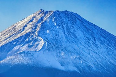 Renkli Karlı Fuji Dağı Kuş Hakone Kanwagawa Japonya. Son patlama MS 1707. Japonya 'nın en yüksek dağı 12.000 feet' in üzerindedir. Fuji Dağı Japonya 'nın bir sembolüdür..