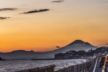 Renkli Günbatımı Otomobiller Fuji Dağı Sagami Körfezi Pasifik Okyanusu Kamakura Kanagawa Japonya. 