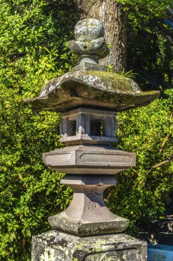 Stone Lantern Toro Hotoku Ninomiya Shinto Tapınağı Odawara Japonya. Taş fenerler fener ya da bedenin içindeki ateşi ya da ruhu simgeler. 1894 'te Hotoku Ninomiya için kurulan tapınak.. 