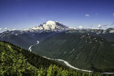 Mount Rainier Nehri Yeşil Dağları Kristal Dağ Gözcüsü Pierce County Washington. Rainier Dağı 4000 feet 'in üzerinde, üstünde krater var. Kristal Dağ Rainier Dağı 'nın yanında bir kayak merkezi.