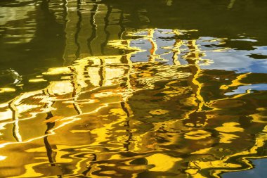 Coloful Su Yansıtma Bahçesi Kinkaku-Ji Rokuon-Ji Altın Pavyon Zen Budist Tapınağı Parkı Kyoto Japonya. 1397 Dünya Mirası Alanına Ait.