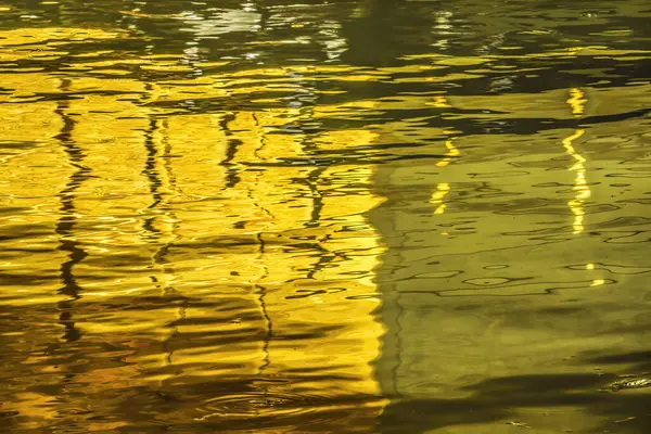 Coloful Su Yansıtma Bahçesi Kinkaku-Ji Rokuon-Ji Altın Pavyon Zen Budist Tapınağı Parkı Kyoto Japonya. 1397 Dünya Mirası Alanına Ait.