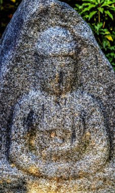 Taş Buda Heykeli Kinkaku-Ji Rokuon-Ji Altın Pavyon Zen Budist Tapınağı Parkı Kyoto Japonya. Tarih 1397..