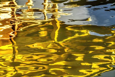 Coloful Su Yansıması Soyut Bahçe Kinkaku-Ji Rokuon-Ji Altın Pavyon Zen Budist Tapınağı Parkı Kyoto Japonya. 1397 Dünya Mirası Alanına Ait.