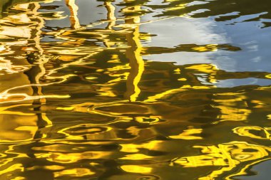 Coloful Su Yansıması Soyut Bahçe Kinkaku-Ji Rokuon-Ji Altın Pavyon Zen Budist Tapınağı Parkı Kyoto Japonya. 1397 Dünya Mirası Alanına Ait.