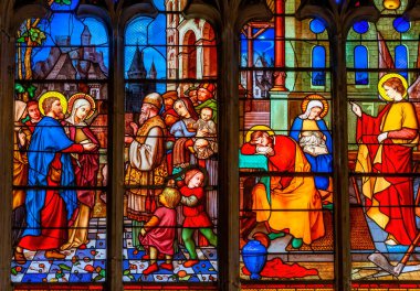 Lyon, Fransa - 8 Ocak 2022 Renkli Bülten Lekeli Cam Başmelek Meryem 'e İsa' yı evlendireceğini söyledi. Kilise 1327 'yi bitirdi..