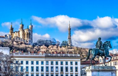 Notre Dame Place Bellecoeur Lyon France 'ın Kral 16. Louis Heykeli Bazilikası. Heykel 1826 'da Heykeltıraş Francois Frederic Lemot tarafından yapıldı..