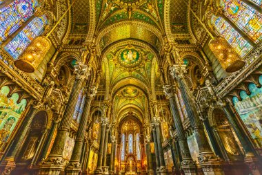 LYON, FRANCE - 6 Ocak 2022 Renkli Mozaik Sunağı Notre Dame de Fourvire Lyon France 'ın Cam Bazilikası. 1872 'den 1896' ya kadar inşa edilmiş. Kendini Bakire Meryem 'e ve sosyalistlere karşı kazandığı zafer için Tanrı' ya adamıştır..