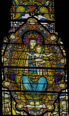 Lyon, Fransa - 6 Ocak 2022 Bakire Meryem Bebek İsa Renkli Lekeli Notre Dame de Fourvire Lyon Fransa Bazilikası. 1872 'den 1896' ya kadar inşa edilmiş. Meryem Ana 'ya ithaf edilmiştir.. 