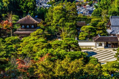 Renkli Kannon Hall Rock Garden Ginkakuji Gümüş Pavyonu Zen Budist Tapınak Parkı Şehir Parkı Kyoto Japonya. Jishoji Parlayan Merhamet Tapınağı olarak da bilinir. 1460 yılında Ashikaga Yoshimasa tarafından inşa edildi..