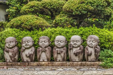 Kyoto, Japonya - 22 Kasım 2023 Jizo Çocuk Küçük Buda Heykeli Tofuku-ji Zen Budist Tapınağı Kyoto Japonya. Eski çağlardan beri Japonya 'daki Buda heykelleri gibi. Ebeveynlerinden önce ölen çocukları temsil et. Tapınak tarihi 1236. 